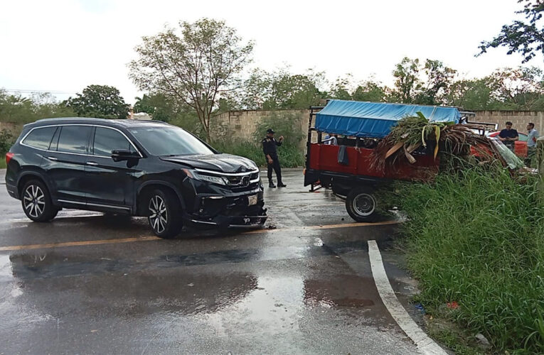 Conductor pierde el control y causa accidente de camioneta en Mérida