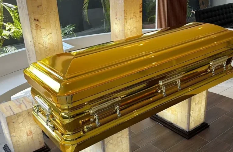 Venden lujoso ataúd dorado del crimen organizado