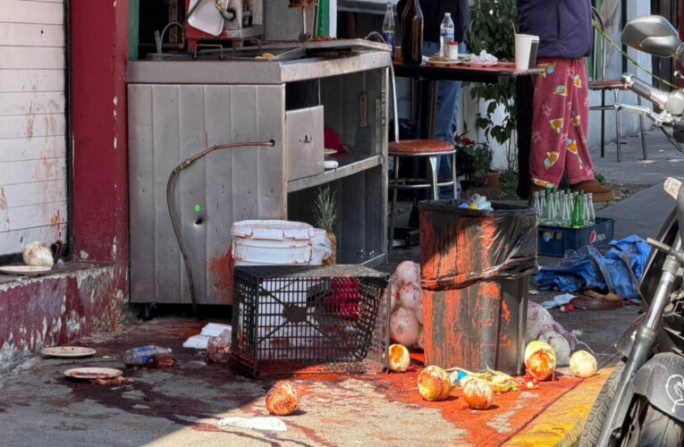 Comando en motos desata balacera en taquería de CDMX