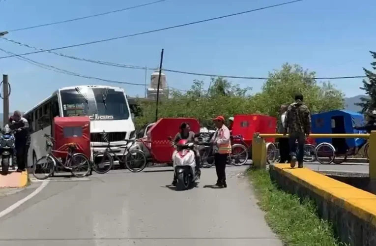 Asesinan a bicitaxista en Otzolotepec y compañeros bloquean los accesos