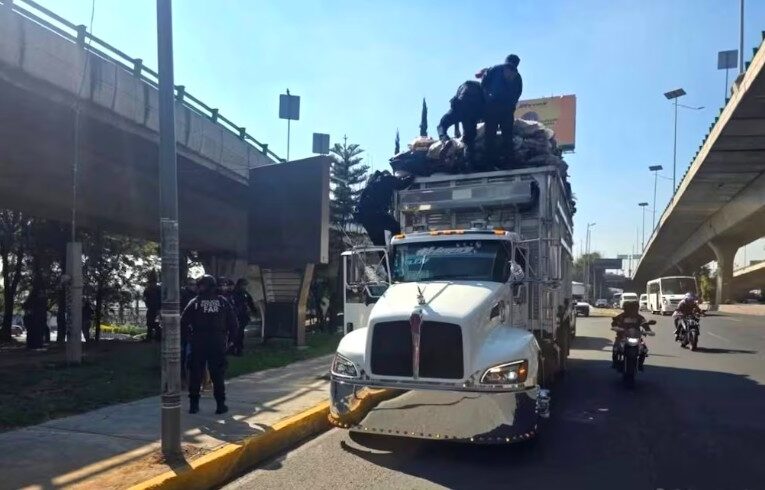 Puente los aplasta y mueren al instante: tragedia brutal con camión de basura en Naucalpan
