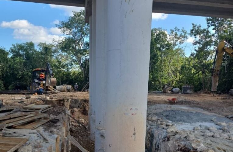 ¿Riesgo de colapso? Reportan hundimiento de pilotes del Tren Maya en Playa del Carmen