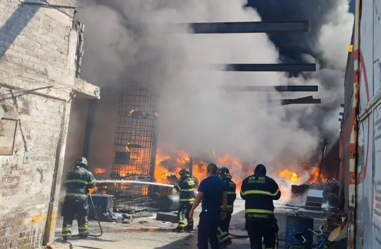 Fuerte incendio consume bodega en la colonia Coltongo, Azcapotzalco