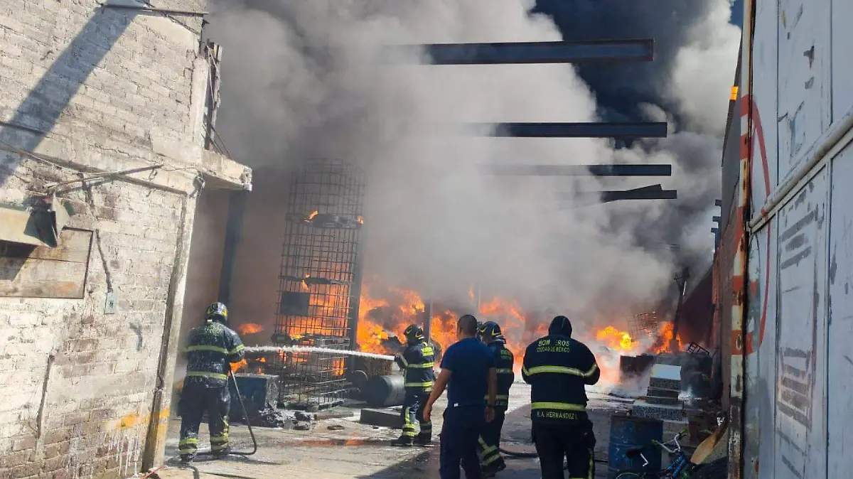 incendio consume bodega en la colonia Coltongo