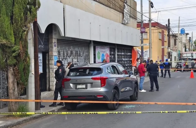 Automovilista sobrevive a balacera en Iztacalco; sicarios escapan por el Metro.