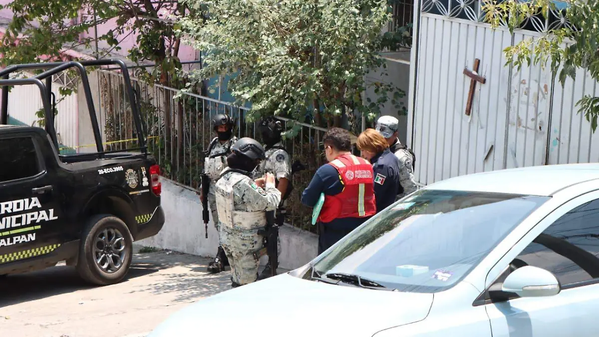 Policías acordonando la zona donde dejaron una maleta con restos humanos en Olimpiada 68