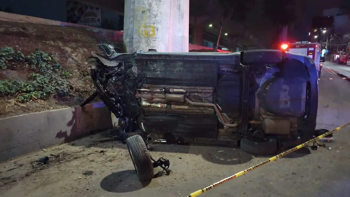 Automóvil totalmente destrozado tras un mortal accidente en Periférico Sur a la altura de San Jerónimo.