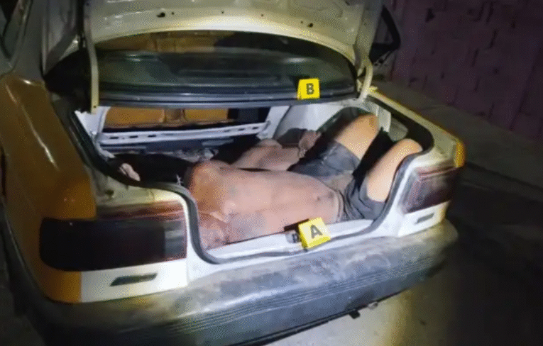 Hallan cuerpos sin vida dentro de un taxi abandonado en la costa de Guerrero