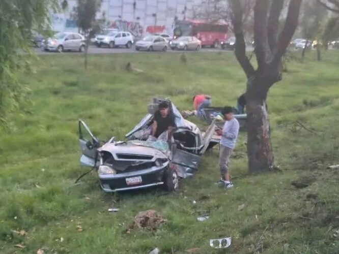 Vehículo destrozado en Paseo Tollocan: fuerte accidente deja lesionados