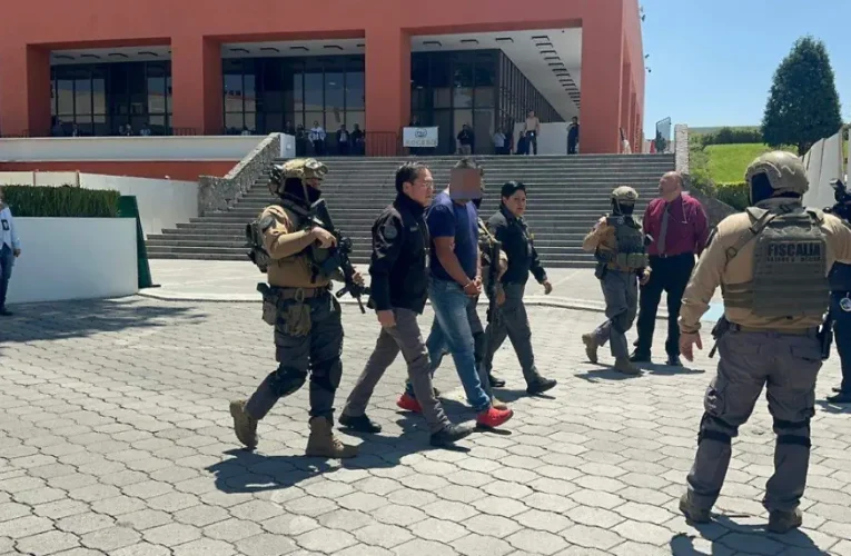 Detienen al subdirector de la policía de Xalatlaco por presuntos nexos criminales