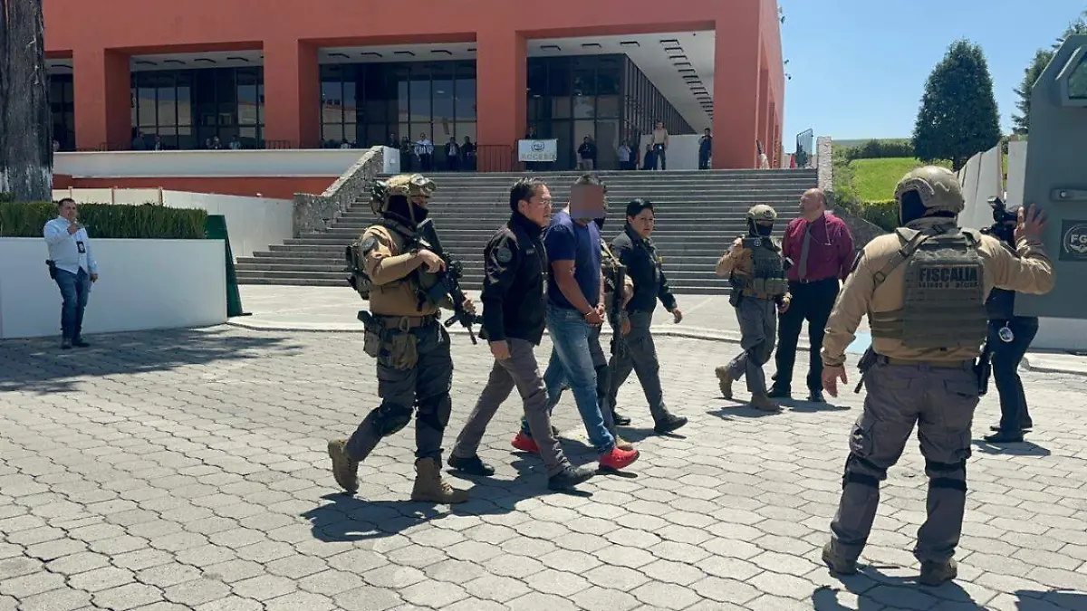 detienen al subdirector de la policía de Xalatlaco