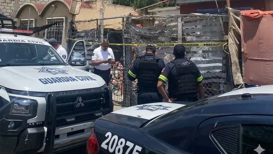 Zona acordonada por policías tras el reporte de una pareja asesinada en Zumpango.