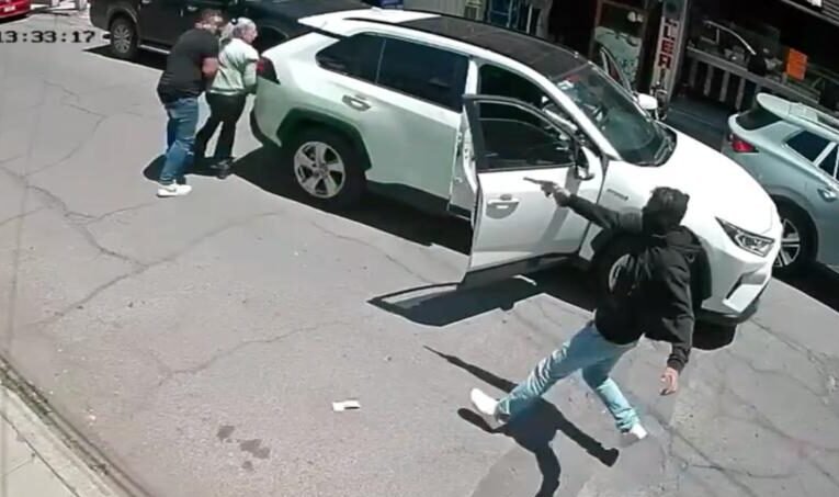¡TERROR EN TULANCINGO! EN PLENO CENTRO COMANDO ARMADO EMBISTE A AUTOMOVILISTA