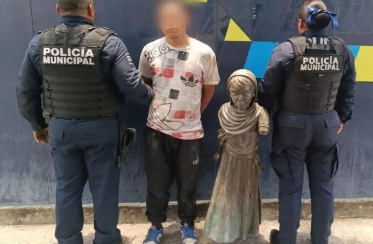 ¡RATERO RIDÍCULO! ROBA ESCULTURA DE BRONCE Y LA ESCONDE BAJO SU SUDADERA