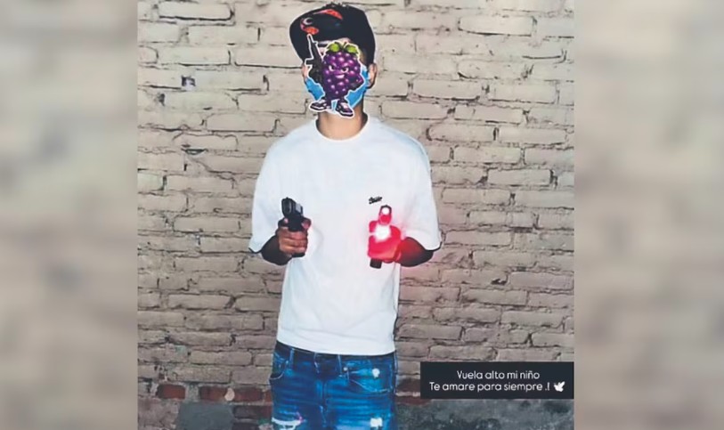 Acribillan a adolescente frente a policías