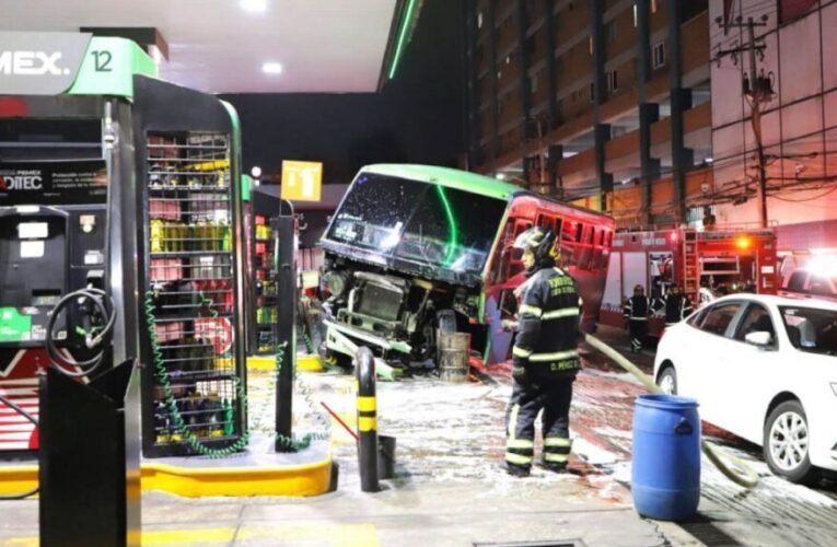 ¡A punto de estallar! Camión sin frenos embiste 12 coches y se estrella contra gasolinera en la CDMX