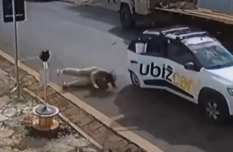 Video| ¡Impacto en Eje Central! Mujer se arroja de un taxi en CDMX tras altercado con el chofer