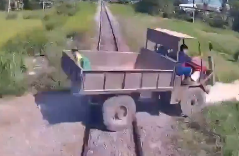 Video| ¡TRAGEDIA FERROVIARIA: TREN EMBISTE A ABUELO Y SUS NIETOS EN VIETNAM!