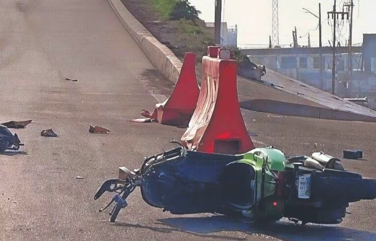 ¡Murió bajo las llantas! Motociclista derrapa y tráiler lo aplasta en Ecatepec