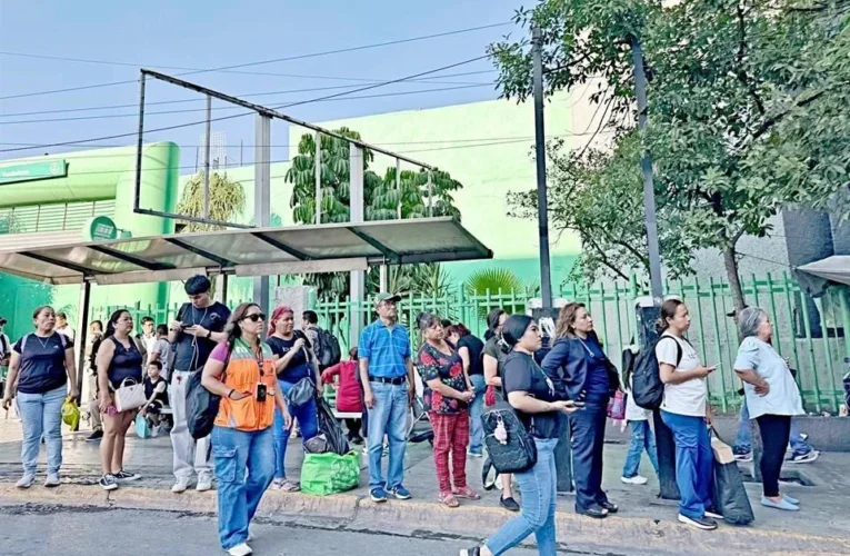 ¡COLAPSO URBANO! SAMUEL GARCÍA FALLA EN BAJAR LA ESPERA DE CAMIONES Y AFECTA A MILES