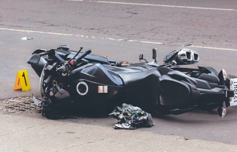 ¡Aceleró y murió! Motociclista se estrella brutalmente contra jardinera en la GAM