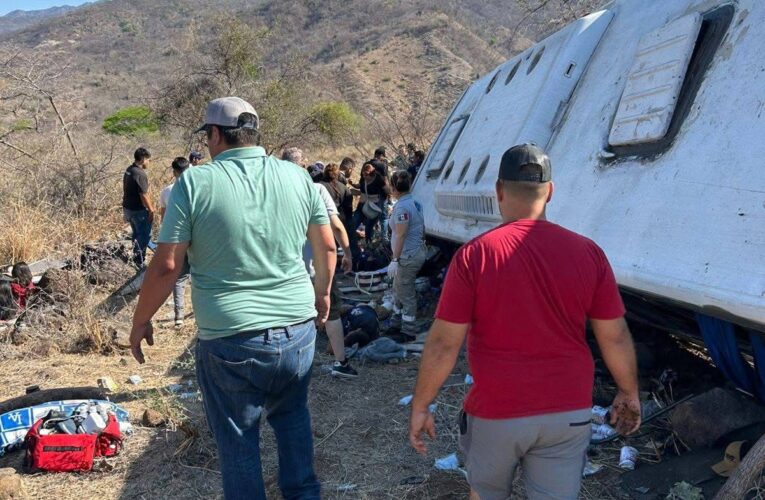 Tragedia en Nayarit: vuelca autobús rumbo a balneario El Manto; reportan 7 muertos