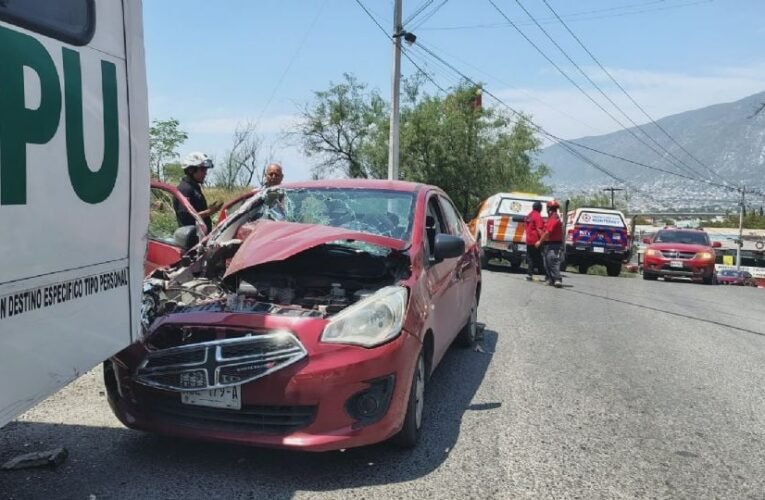 Fuerte accidente en Paso del Águila Monterrey deja una mujer hospitalizada