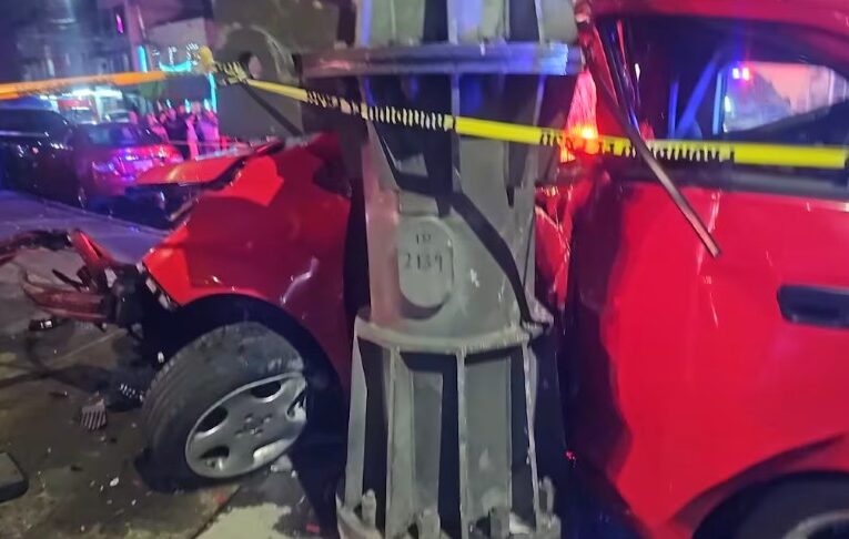 ¡Se estrelló y murió prensado! Aparatoso choque deja un muerto en Venustiano Carranza