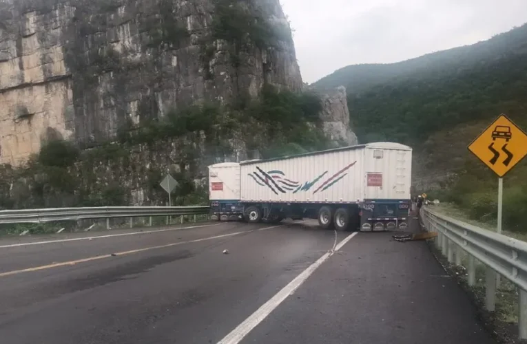 Fuerte accidente de tráiler cierra la circulación en la carretera Rumbo Nuevo, Tamaulipas