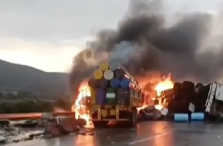 Choque múltiple e incendio de tráiler deja caos en la autopista Arco Norte
