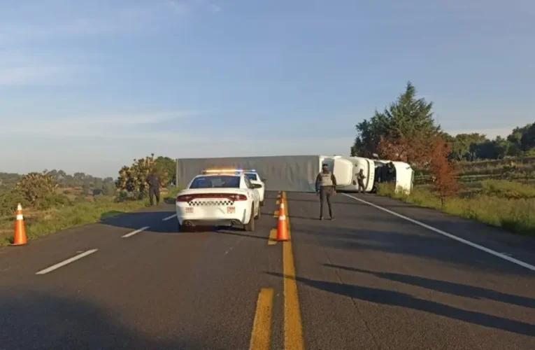 Volcadura de tráiler provoca cierre total en la carretera Los Reyes-Zacatepec