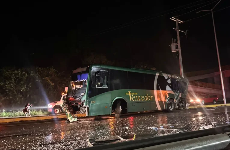 Choque de autobuses en San Luis Potosí deja saldo de 10 personas lesionadas