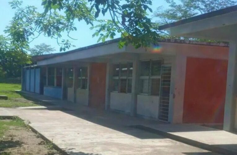 ¡Ironía sangrienta en Tabasco! Alumno apuñala a su maestro en pleno evento por la paz