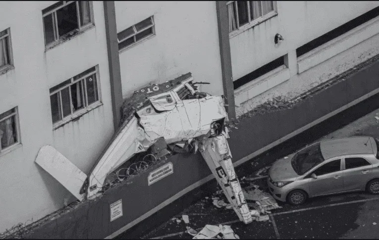 Avioneta se estrella contra edificio residencial en Belo Horizonte y deja dos muertos