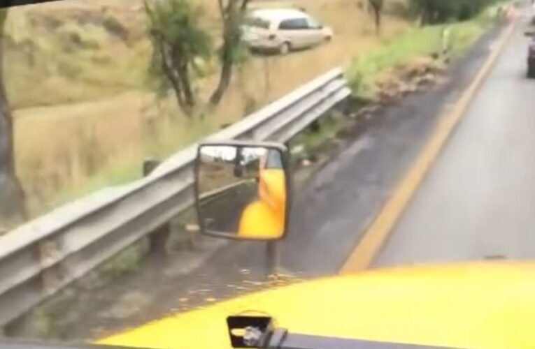 Video | Camioneta se sale de la autopista Atlacomulco-Toluca y provoca movilización de emergencia