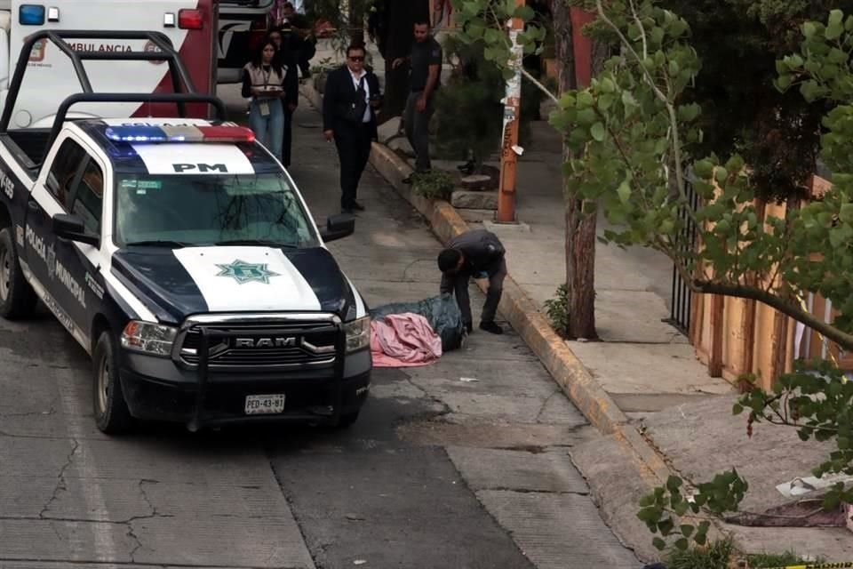 cuerpo embolsado de una mujer