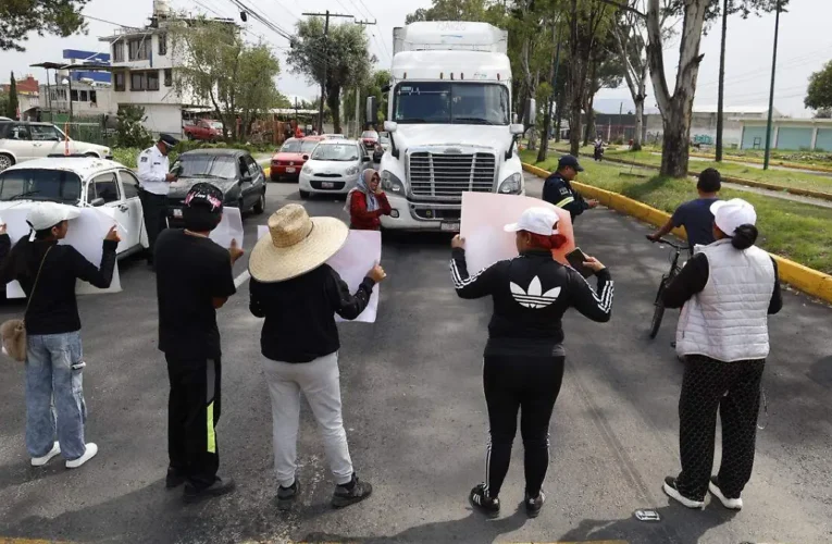 Bloquean la López Portillo en Toluca por extravío de menor de 12 años