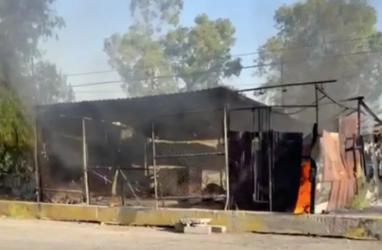 Voraz incendio consume casi por completo un taller de hojalatería en Ecatepec