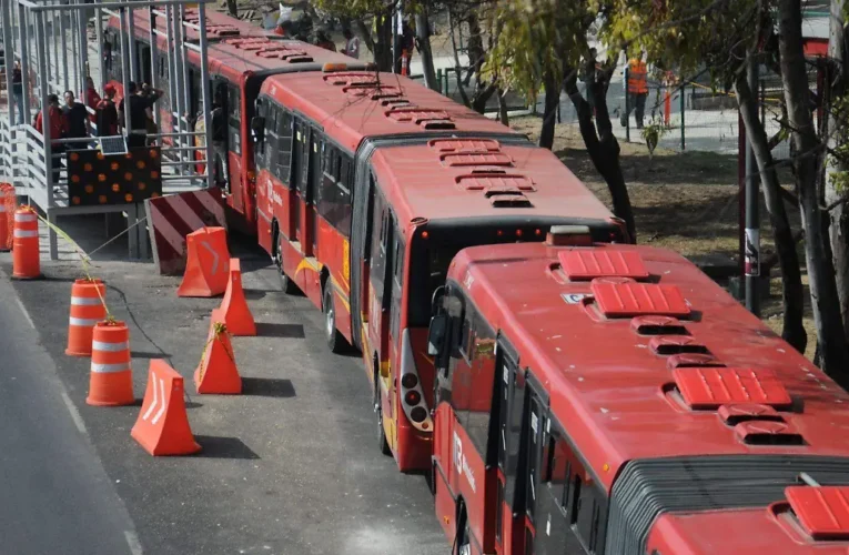 Mecánico muere aplastado por unidad de Metrobús en patio de encierro de Coyoacán