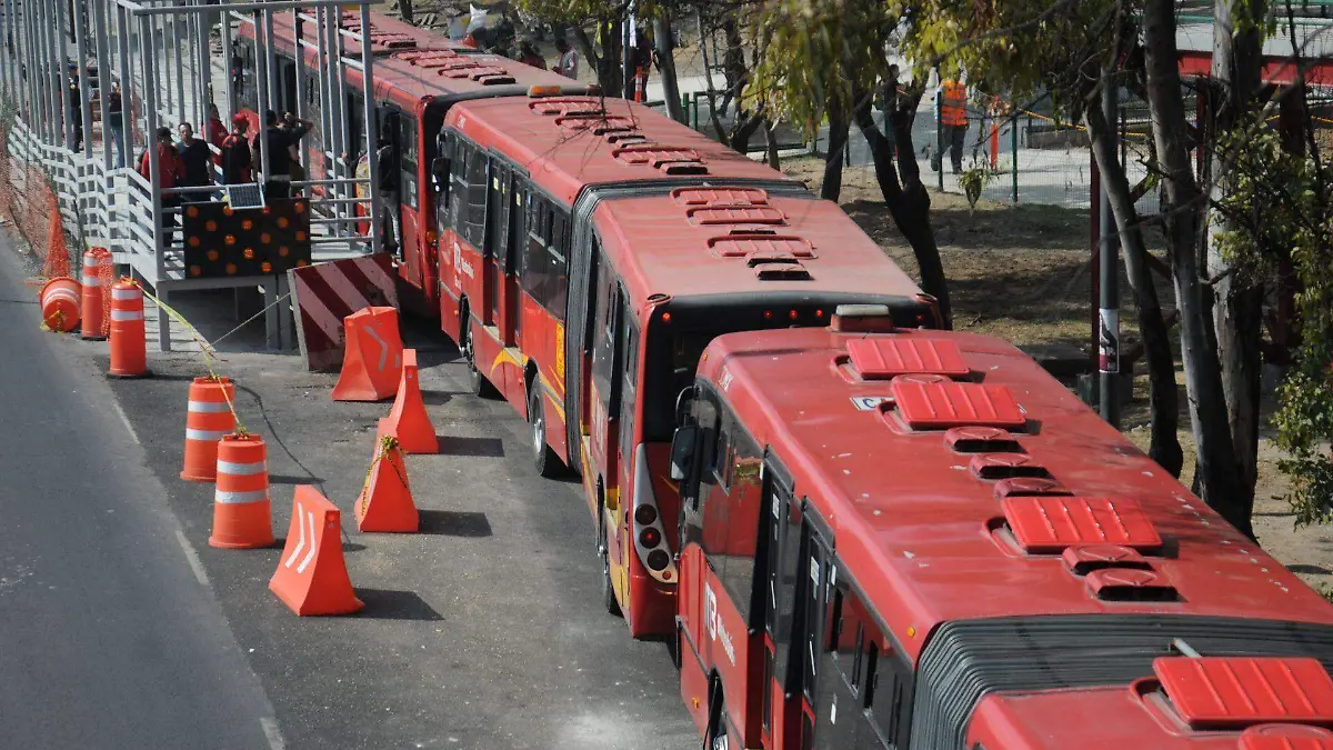 mecánico muere aplastado por Metrobús