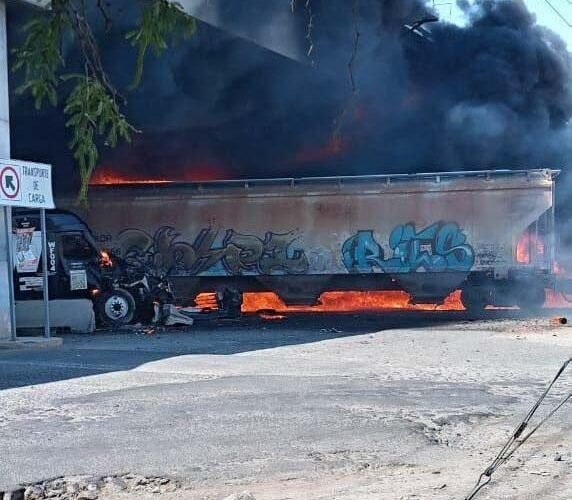 Choque de tren contra pipa de combustible provoca fuerte explosión en Querétaro