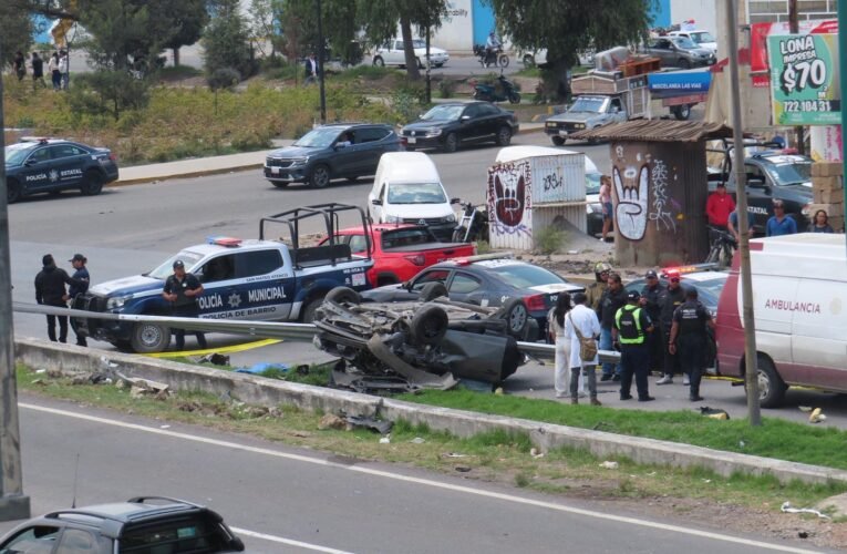 Fatal volcadura en la carretera México-Toluca deja a un automovilista sin vida
