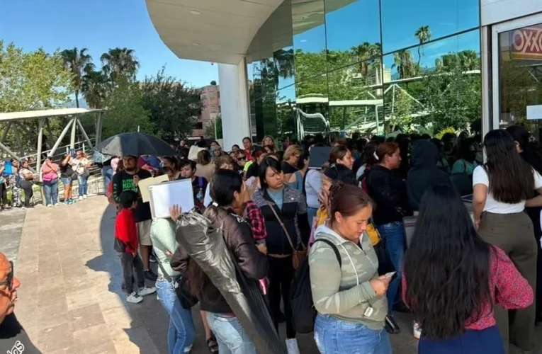 Le mientan la madre a Samuel Garcia! en protesta en el Pabellón Ciudadano de Monterrey