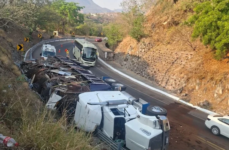 Fuerte volcadura de tráiler paraliza la autopista México-Cuernavaca