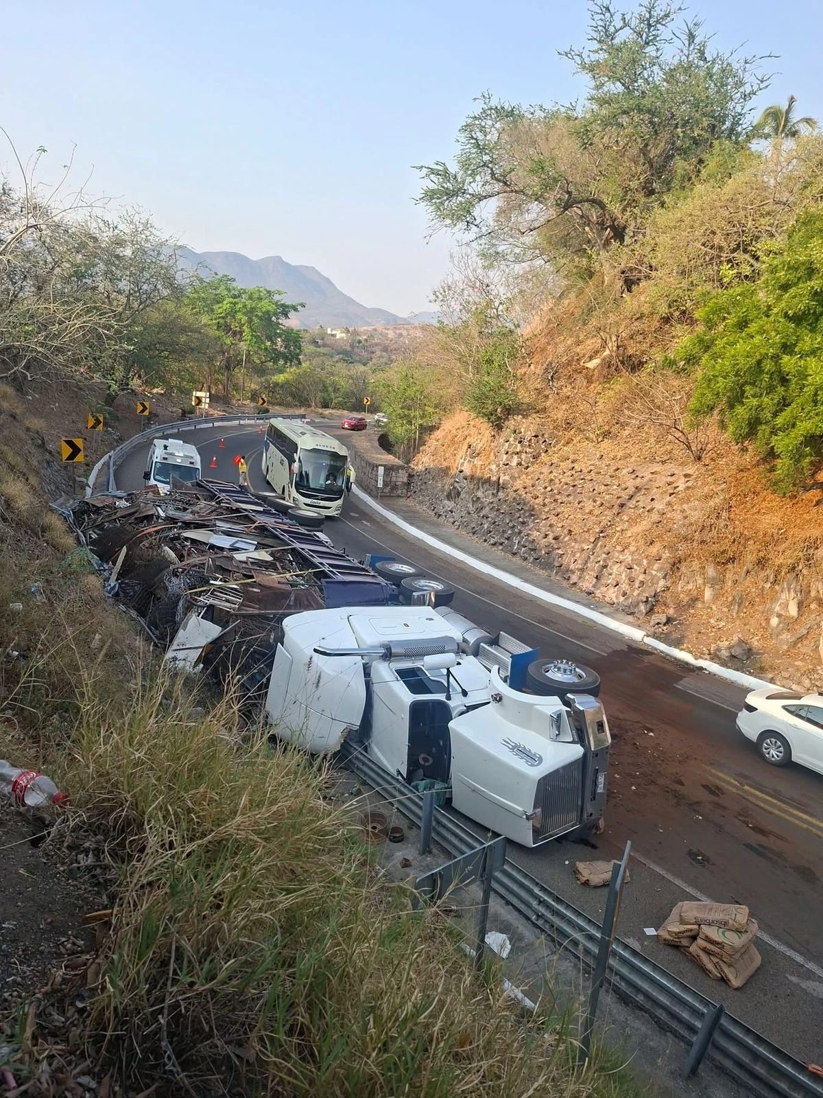 volcadura en la México-Cuernavaca