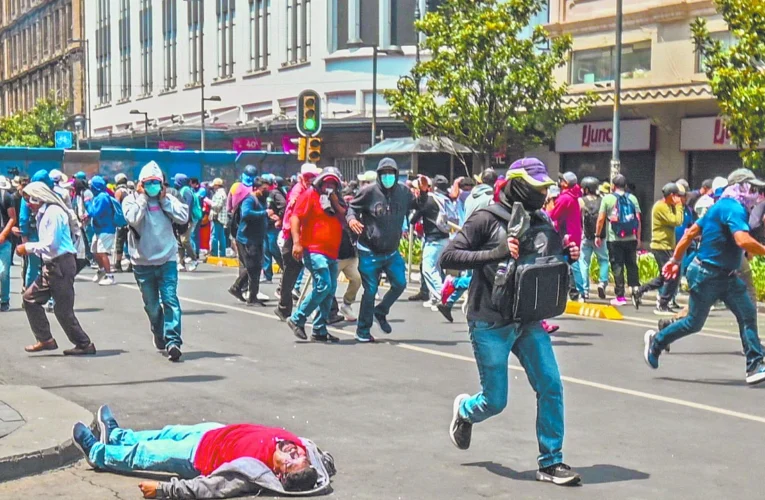 La CNTE escala protestas y protagoniza enfrentamientos en el centro de la CDMX