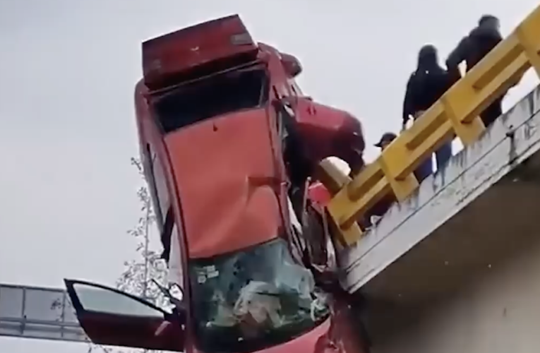 Tragedia en Puebla: niña de 5 años es rescatada de auto colgando en un puente; su madre murió