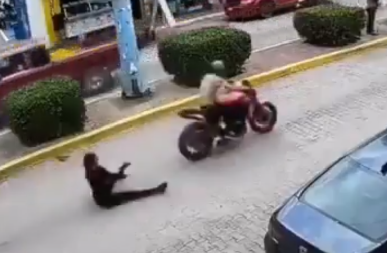 ¡INDIGNACIÓN NACIONAL! MOTOCICLISTA TIRA A SU PAREJA Y A SU BEBÉ POR HACER UN “CABALLITO”