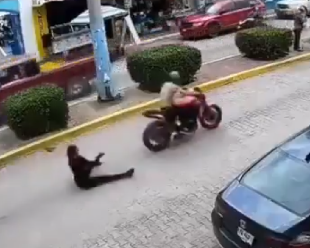 MOTOCICLISTA TIRA A SU PAREJA Y A SU BEBÉ POR HACER UN "CABALLITO
