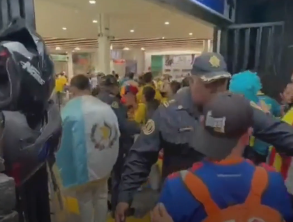 ¡Atropello en Tasqueña! Policías cierran paso al Tren Ligero y dejan fuera a los propios vecinos de la zona sur